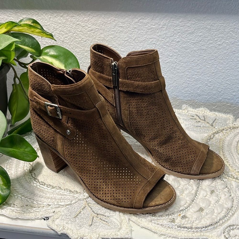 Vince Camuto Brown Laser Cut Peep-Toe Ankle Boots (7.5)